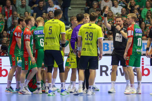 18.10.2026, xgox, Handball - Opel HBL SC Magdeburg - TVB Stuttgart emspor, v.l. Auseinandersetzung und 2min für Malte Donker (Stuttgart, 39) Magdeburg