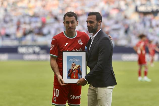 Sport Bilder des Tages ESP: LaLiga EA Sports Malaga CF v Real Sociedad tribute to Mikel Oyarzabal of Real Sociedad during LaLiga EA Sports match between Malaga CF v Real Sociedad played at La Rosaleda Stadium, Malaga on October 18 2026 in Spain Spain Soccer Copyright: xAgenciaxLOFx