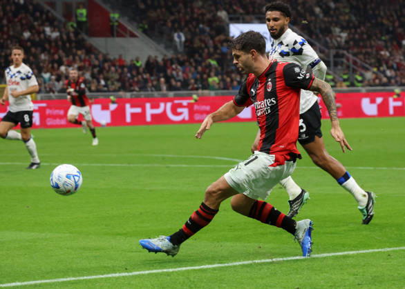October 18, 2026, Milano: AC Milan s mildfielder Christian Pulisic in action against Atalanta s mildfielder Ederson during the Italian Serie A soccer match AC Milan vs Atalanta at Giuseppe Meazza Stadium in Milan, Italy,18 October 2026. ANSA ROBERTO BREGANI. Soccer. Serie A; AC Milan-Atalanta  - ZUMAa110 20261018_zaf_a110_051 Copyright: xRobertoxBreganix