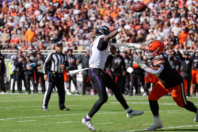 CLEVELAND, OH - OCTOBER 18: Baltimore Ravens quarterback Tyler Huntley (5) throws a 2-yard touchdown pass as Cleveland Browns defensive end Chris Williams (53) applies pressure during the first quarter of the National Football League game between the Baltimore Ravens and Cleveland Browns on October 18, 2026, at Huntington Bank Field in Cleveland, OH. (Photo by Frank Jansky Icon Sportswire) NFL, American Football Herren, USA OCT 18 Ravens at Browns EDITORIAL USE ONLY Icon261018005