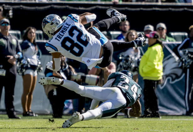 Sport Bilder des Tages October 18, 2026, Philadelphia, Pa, USA: Oct 18, 2026; Philadelphia, PA, USA; Carolina Panthers tight end Tommy Tremble (82) tackled by Philadelphia Eagles safety Andrew Mukuba (24) after by the Eagles to make a catch during the NFL, American Football Herren, USA football matchup between the Carolina Panthers and Philadelphia Eagles during the NFL football matchup between the Carolina Panthers and Philadelphia Eagles at Lincoln Financial Field. Mandatory Credit: -Cal Media NFL 2026: Panthers Vs Eagles OCT 18  - ZUMAcs17 20261018_faf_cs17_009 Copyright: xScottxSeriox