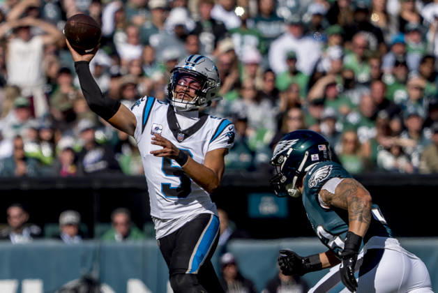 October 18, 2026, Philadelphia, Pa, USA: Oct 18, 2026; Philadelphia, PA, USA; Carolina Panthers quarterback Bryce Young (9) scrambles away from Philadelphia Eagles linebacker Zack Baun (53) during the NFL, American Football Herren, USA football matchup between the Carolina Panthers and Philadelphia Eagles at Lincoln Financial Field. Mandatory Credit: -Cal Media NFL 2026: Panthers Vs Eagles OCT 18  - ZUMAcs17 20261018_faf_cs17_029 Copyright: xScottxSeriox