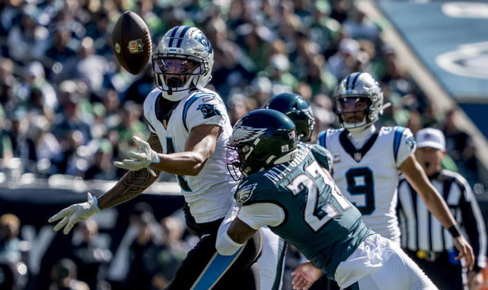 October 18, 2026, Philadelphia, Pa, USA: Oct 18, 2026; Philadelphia, PA, USA; Carolina Panthers wide receiver Tetairoa McMillan (4) just misses catching a pass during the NFL, American Football Herren, USA football matchup between the Carolina Panthers and Philadelphia Eagles during the NFL football matchup between the Carolina Panthers and Philadelphia Eagles at Lincoln Financial Field. Mandatory Credit: -Cal Media Philadelphia USA - ZUMAcs17 20261018_faf_cs17_011 Copyright: xScottxSeriox
