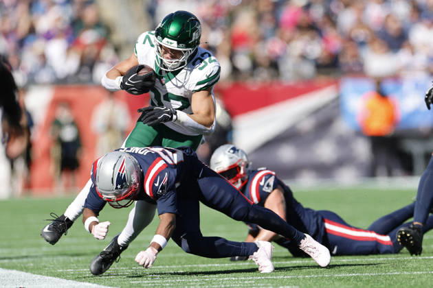 New York Jets running back Isaiah Davis, left, is Konicki out of bounds by New England Patriots cornerback Marcus Jones during the first half at Gillette Stadium in Foxborough, Massachusetts on Sunday, October 18, 2026.  BOP20261018006 CJxGUNTHER