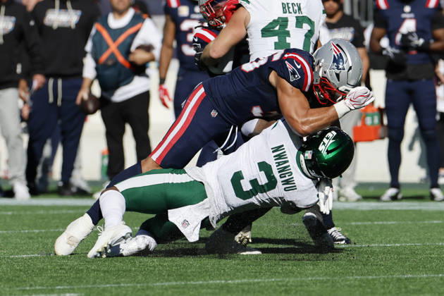 New England Patriots linebacker K.J. Britt, takes down New York Jets running back Kene Nwangwu during the first half at Gillette Stadium in Foxborough, Massachusetts on Sunday, October 18, 2026.  BOP20261018007 CJxGUNTHER