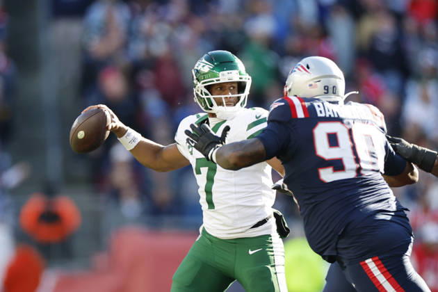 New York Jets quarterback Geno Smith looks to make a pass around defending New England Patriots defensive tackle Christian Barmore during the second half at Gillette Stadium in Foxborough, Massachusetts on Sunday, October 18, 2026.  BOP20261018013 CJxGUNTHER