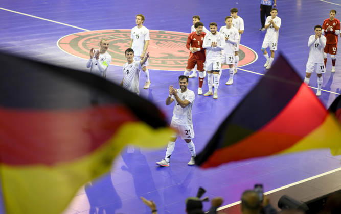 Schlussjubel Team Deutschland, Ehrenrunde, (l-r) Christopher Wittig (GER), Tomas Block (GER), Matias Block (GER). Futsal WM-Qualifikationsspiel Deutschland - Litauen 4:2, am 18.10.2026 in Mülheim an der Ruhr Deutschland. Westenergie Sporthalle