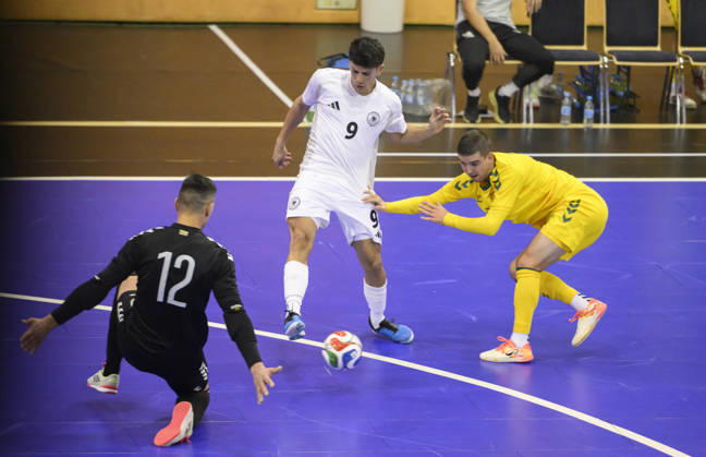 Torchance Tomas Block (GER) gegen Torwart Ernestas Macenis l. (LIT), Aktion, Zweikampf. Futsal WM-Qualifikationsspiel Deutschland - Litauen 4:2, am 18.10.2026 in Mülheim an der Ruhr Deutschland. Westenergie Sporthalle