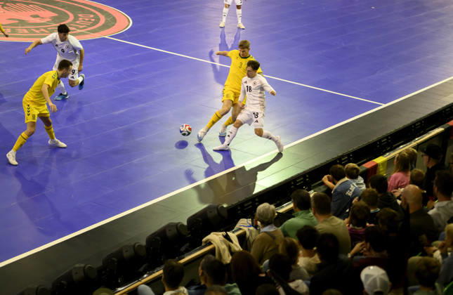 Theodoros Xydias r. (GER) gegen Ignas Rastutis (LIT), Aktion, Zweikampf, vor Zuschauern. Futsal WM-Qualifikationsspiel Deutschland - Litauen 4:2, am 18.10.2026 in Mülheim an der Ruhr Deutschland. Westenergie Sporthalle