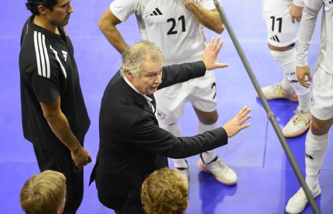 Trainer Bundestrainer Marcel Loosveld (GER) gibt Anweisungen in der Auszeit, Gestik, Geste. Futsal WM-Qualifikationsspiel Deutschland - Litauen 4:2, am 18.10.2026 in Mülheim an der Ruhr Deutschland. Westenergie Sporthalle
