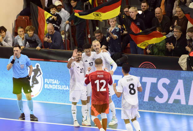 Jubel GER im Matias Block (GER) nach seinem Tor zum 4:2, (l-r) Matias Block (GER), Kim Herterich (GER), Christopher Wittig (GER), Torwart Philipp Pless (GER), Gabriel Oliveira (GER). Futsal WM-Qualifikationsspiel Deutschland - Litauen 4:2, am 18.10.2026 in Mülheim an der Ruhr Deutschland. Westenergie Sporthalle