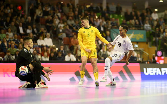 Torchance Fouad Aghnima r. (GER) gegen Torwart Ernestas Macenis l. und Albert Voskunovic (LIT), Aktion, Zweikampf. Futsal WM-Qualifikationsspiel Deutschland - Litauen 4:2, am 18.10.2026 in Mülheim an der Ruhr Deutschland. Westenergie Sporthalle