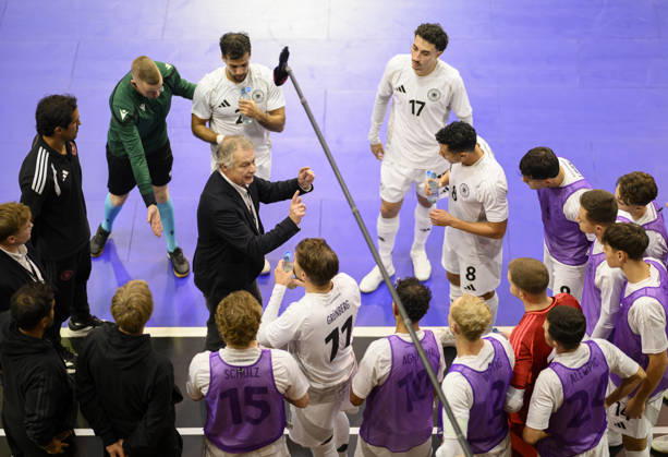 Trainer Bundestrainer Marcel Loosveld (GER) gibt Anweisungen in der Auszeit, Gestik, Geste, umringt von Spielen. Futsal WM-Qualifikationsspiel Deutschland - Litauen 4:2, am 18.10.2026 in Mülheim an der Ruhr Deutschland. Westenergie Sporthalle