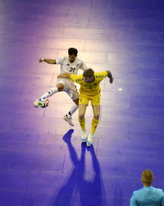 (l-r) Matias Block (GER), Ignas Rastutis (LIT), Aktion, Zweikampf. Futsal WM-Qualifikationsspiel Deutschland - Litauen 4:2, am 18.10.2026 in Mülheim an der Ruhr Deutschland. Westenergie Sporthalle