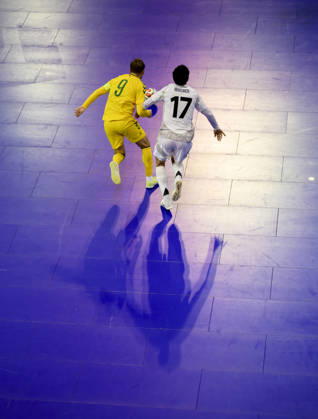 Feature, Kampf um den Ball, (l-r) Justinas Zagurskas (LIT), Kim Herterich (GER), Aktion, Zweikampf. Futsal WM-Qualifikationsspiel Deutschland - Litauen 4:2, am 18.10.2026 in Mülheim an der Ruhr Deutschland. Westenergie Sporthalle
