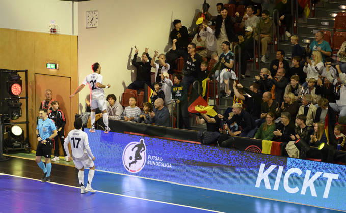 Jubel Matias Block (GER) nach seinem Tor zum 4:2, springt auf die Bande vor den Fans. Futsal WM-Qualifikationsspiel Deutschland - Litauen 4:2, am 18.10.2026 in Mülheim an der Ruhr Deutschland. Westenergie Sporthalle
