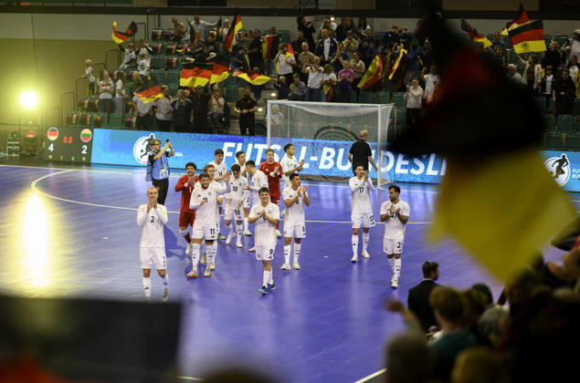Schlussjubel Team Deutschland, Ehrenrunde, (l-r) Christopher Wittig (GER), Maximilian Grünberg (GER), Tomas Block (GER), Gabriel Oliveira (GER), Kim Herterich (GER), Matias Block (GER). Futsal WM-Qualifikationsspiel Deutschland - Litauen 4:2, am 18.10.2026 in Mülheim an der Ruhr Deutschland. Westenergie Sporthalle
