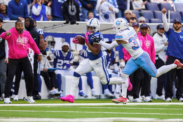 NFL, American Football Herren, USA 2026: Titans Vs Colts OCT 18 Oct 18, 2026; Indianapolis, IN, USA; Indianapolis Colts running back Jonathan Taylor (28) runs with the ball as Tennessee Titans safety Amani Hooker (37) pursues during NFL game action at Lucas Oil Stadium. Mandatory Credit: John Mersits-Cal Media (Credit Image: Â John Mersits Cal Sport Media) Indianapolis In USA EDITORIAL USE ONLY Copyright: xx ZUMA-20261018_zma_c04_025.jpg JohnxMersitsx csmphotothree535680