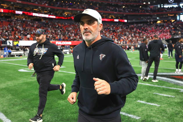 ATLANTA, GA - OCTOBER 18: Kevin Stefanski of the Atlanta Falcons leaving the field after the Sunday afternoon NFL, American Football Herren, USA game between the Atlanta Falcons and the Chicago Bears on October 18, 2026 at the Mercedes-Benz Stadium in Atlanta, GA. (Photo by David J. Griffin Icon Sportswire) NFL: OCT 18 Bears at Falcons EDITORIAL USE ONLY Icon9532610180617