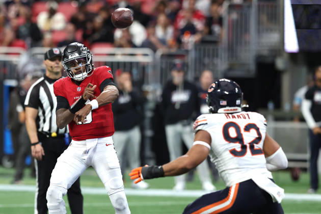 ATLANTA, GA - OCTOBER 18: Michael Penix, Jr. (9) of the Atlanta Falcons gets a pass off over Daniel Hardy (92) of the Chicago Bears during the Sunday afternoon NFL, American Football Herren, USA game between the Atlanta Falcons and the Chicago Bears on October 18, 2026 at the Mercedes-Benz Stadium in Atlanta, GA. (Photo by David J. Griffin Icon Sportswire) NFL: OCT 18 Bears at Falcons EDITORIAL USE ONLY Icon9532610180691