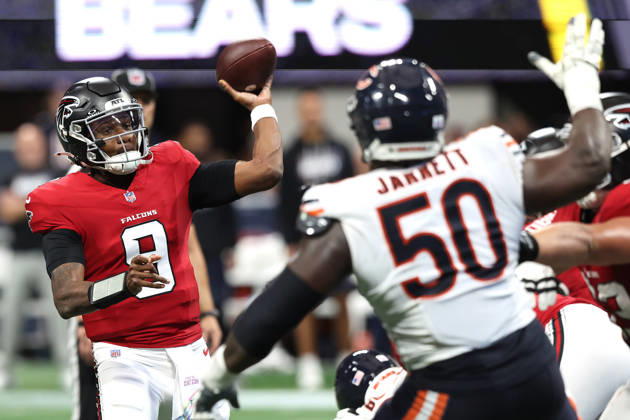 ATLANTA, GA - OCTOBER 18: Former Falcon Grady Jarrett (50) of the Chicago Bears pressures Michael Penix, Jr. (9) of the Atlanta Falcons during the Sunday afternoon NFL, American Football Herren, USA game between the Atlanta Falcons and the Chicago Bears on October 18, 2026 at the Mercedes-Benz Stadium in Atlanta, GA. (Photo by David J. Griffin Icon Sportswire) NFL: OCT 18 Bears at Falcons EDITORIAL USE ONLY Icon9532610180730