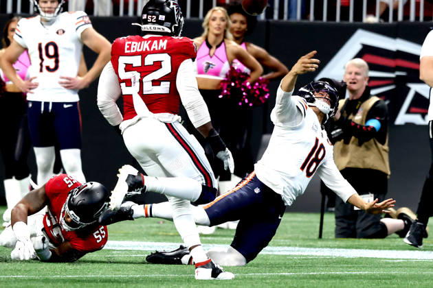ATLANTA, GA - OCTOBER 18: Za darius Smith (55) of the Atlanta Falcons hits Caleb Williams (18) of the Chicago Bears as he releases a pass during the Sunday afternoon NFL, American Football Herren, USA game between the Atlanta Falcons and the Chicago Bears on October 18, 2026 at the Mercedes-Benz Stadium in Atlanta, GA. (Photo by David J. Griffin Icon Sportswire) NFL: OCT 18 Bears at Falcons EDITORIAL USE ONLY Icon9532610180988