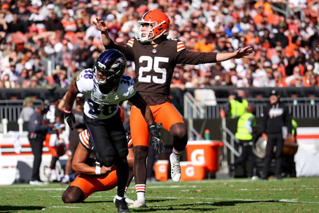 CLEVELAND, OH - OCTOBER 18: Cleveland Browns place kicker Andre Szmyt (25) kicks a 48-yard field goal during the third quarter of the National Football League game between the Baltimore Ravens and Cleveland Browns on October 18, 2026, at Huntington Bank Field in Cleveland, OH. (Photo by Frank Jansky Icon Sportswire) NFL, American Football Herren, USA OCT 18 Ravens at Browns EDITORIAL USE ONLY Icon261018019