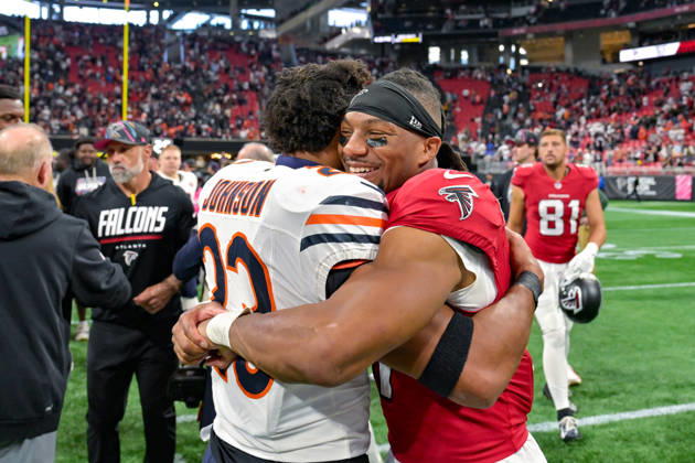 ATLANTA, GA - OCTOBER 18: Chicago running back Roschon Johnson (23) embraces Atlanta running back Bijan Robinson (7) following the conclusion of the NFL, American Football Herren, USA game between the Chicago Bears and the Atlanta Falcons on October 18th, 2026 at Mercedes-Benz Stadium in Atlanta, GA. (Photo by Rich von Biberstein Icon Sportswire) NFL: OCT 18 Bears at Falcons EDITORIAL USE ONLY Icon261018019
