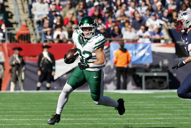 FOXBOROUGH, MA - OCTOBER 18: Isaiah Davis 32 of the New York Jets carries during a game between the New England Patriots and the New York Jets on October 18, 2026, at Gillette Stadium in Foxborough, Massachusetts. (Photo by Fred Kfoury III Icon Sportswire) NFL, American Football Herren, USA OCT 18 Jets at Patriots EDITORIAL USE ONLY Icon482261018015