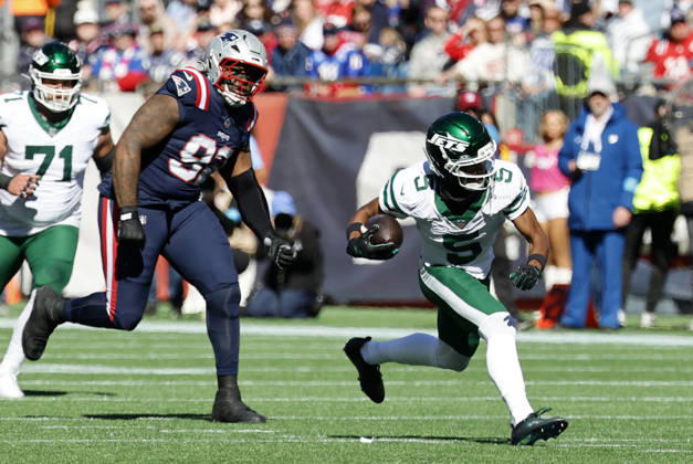 FOXBOROUGH, MA - OCTOBER 18: Garrett Wilson 5 of the New York Jets carries during a game between the New England Patriots and the New York Jets on October 18, 2026, at Gillette Stadium in Foxborough, Massachusetts. (Photo by Fred Kfoury III Icon Sportswire) NFL, American Football Herren, USA OCT 18 Jets at Patriots EDITORIAL USE ONLY Icon482261018003