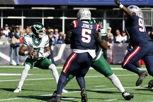 FOXBOROUGH, MA - OCTOBER 18: Christian Barmore 90 of the New England Patriots breaks in to sack Geno Smith 7 of the New York Jets during a game between the New England Patriots and the New York Jets on October 18, 2026, at Gillette Stadium in Foxborough, Massachusetts. (Photo by Fred Kfoury III Icon Sportswire) NFL, American Football Herren, USA OCT 18 Jets at Patriots EDITORIAL USE ONLY Icon482261018006