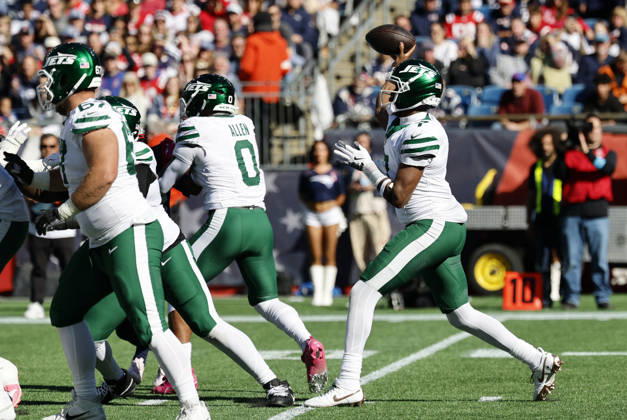 FOXBOROUGH, MA - OCTOBER 18: Geno Smith 7 of the New York Jets throws during a game between the New England Patriots and the New York Jets on October 18, 2026, at Gillette Stadium in Foxborough, Massachusetts. (Photo by Fred Kfoury III Icon Sportswire) NFL, American Football Herren, USA OCT 18 Jets at Patriots EDITORIAL USE ONLY Icon482261018019