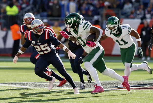 FOXBOROUGH, MA - OCTOBER 18: Braelon Allen 0 of the New York Jets races to the outside during a game between the New England Patriots and the New York Jets on October 18, 2026, at Gillette Stadium in Foxborough, Massachusetts. (Photo by Fred Kfoury III Icon Sportswire) NFL, American Football Herren, USA OCT 18 Jets at Patriots EDITORIAL USE ONLY Icon482261018027