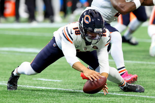 ATLANTA, GA - OCTOBER 18: Caleb Williams (18) of the Chicago Bears fumbles during the Sunday afternoon NFL, American Football Herren, USA game between the Atlanta Falcons and the Chicago Bears on October 18, 2026 at the Mercedes-Benz Stadium in Atlanta, GA. (Photo by David J. Griffin Icon Sportswire) NFL: OCT 18 Bears at Falcons EDITORIAL USE ONLY Icon9532610180171