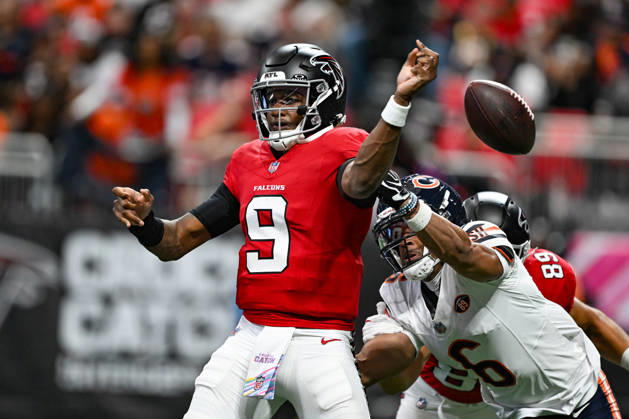 ATLANTA, GA - OCTOBER 18: Atlanta quarterback Michael Penix Jr. (9) fumbles the ball as he is hit by Chicago cornerback Kyler Gordon (6) during the NFL, American Football Herren, USA game between the Chicago Bears and the Atlanta Falcons on October 18th, 2026 at Mercedes-Benz Stadium in Atlanta, GA. (Photo by Rich von Biberstein Icon Sportswire) NFL: OCT 18 Bears at Falcons EDITORIAL USE ONLY Icon261018030