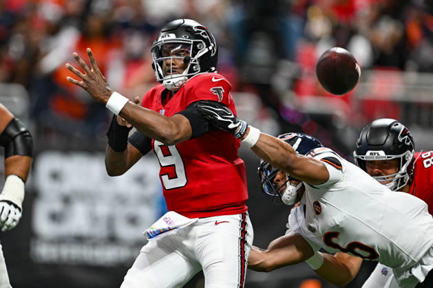 ATLANTA, GA - OCTOBER 18: Atlanta quarterback Michael Penix Jr. (9) fumbles the ball as he is hit by Chicago cornerback Kyler Gordon (6) during the NFL, American Football Herren, USA game between the Chicago Bears and the Atlanta Falcons on October 18th, 2026 at Mercedes-Benz Stadium in Atlanta, GA. (Photo by Rich von Biberstein Icon Sportswire) NFL: OCT 18 Bears at Falcons EDITORIAL USE ONLY Icon261018031