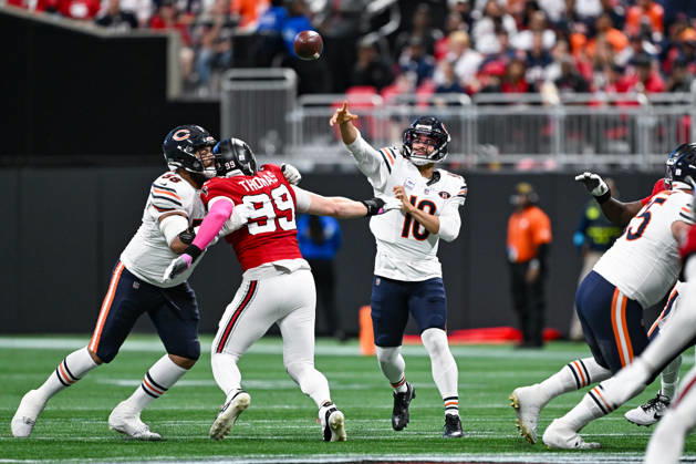 ATLANTA, GA - OCTOBER 18: Chicago quarterback Caleb Williams (18) passes the ball during the NFL, American Football Herren, USA game between the Chicago Bears and the Atlanta Falcons on October 18th, 2026 at Mercedes-Benz Stadium in Atlanta, GA. (Photo by Rich von Biberstein Icon Sportswire) NFL: OCT 18 Bears at Falcons EDITORIAL USE ONLY Icon261018032