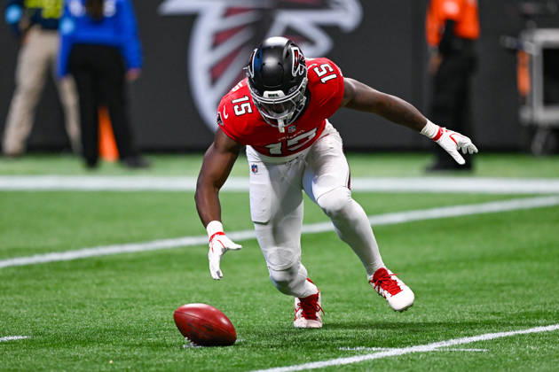 ATLANTA, GA - OCTOBER 18: Atlanta running back Brian Robinson (15) fumbles a kickoff during the NFL, American Football Herren, USA game between the Chicago Bears and the Atlanta Falcons on October 18th, 2026 at Mercedes-Benz Stadium in Atlanta, GA. (Photo by Rich von Biberstein Icon Sportswire) NFL: OCT 18 Bears at Falcons EDITORIAL USE ONLY Icon261018037