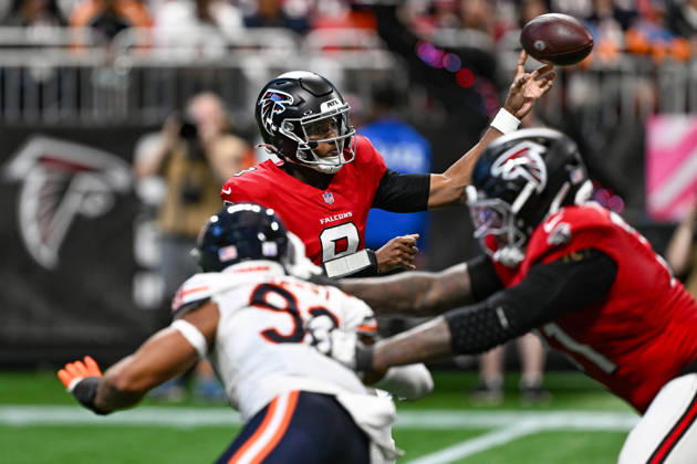 ATLANTA, GA - OCTOBER 18: Atlanta quarterback Michael Penix Jr. (9) passes the ball during the NFL, American Football Herren, USA game between the Chicago Bears and the Atlanta Falcons on October 18th, 2026 at Mercedes-Benz Stadium in Atlanta, GA. (Photo by Rich von Biberstein Icon Sportswire) NFL: OCT 18 Bears at Falcons EDITORIAL USE ONLY Icon261018038