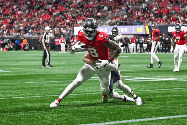 ATLANTA, GA - OCTOBER 18: Atlanta tight end Kyle Pitts (8) fights for addtional yardage during the NFL, American Football Herren, USA game between the Chicago Bears and the Atlanta Falcons on October 18th, 2026 at Mercedes-Benz Stadium in Atlanta, GA. (Photo by Rich von Biberstein Icon Sportswire) NFL: OCT 18 Bears at Falcons EDITORIAL USE ONLY Icon261018041