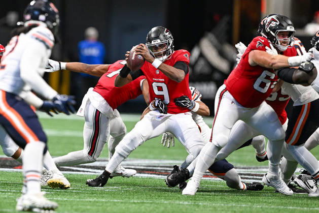 ATLANTA, GA - OCTOBER 18: Atlanta quarterback Michael Penix Jr. (9) is sacked during the NFL, American Football Herren, USA game between the Chicago Bears and the Atlanta Falcons on October 18th, 2026 at Mercedes-Benz Stadium in Atlanta, GA. (Photo by Rich von Biberstein Icon Sportswire) NFL: OCT 18 Bears at Falcons EDITORIAL USE ONLY Icon261018042