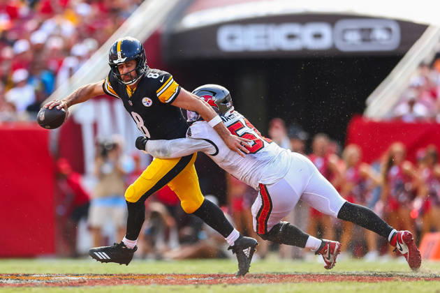 October 18, 2026, Tampa, Florida, USA: Pittsburgh Steelers quarterback AARON RODGERS (8) is sacked by Tampa Bay Buccaneers linebacker DAVID WALKER (51) during an NFL, American Football Herren, USA football game between the Pittsburgh Steelers and the Tampa Bay Buccaneers on Sunday, October 18, 2026, at Raymond James Stadium in Tampa, Florida. Tampa USA - ZUMAs335 20261018_znp_s335_028 Copyright: xMatthewxSmithx