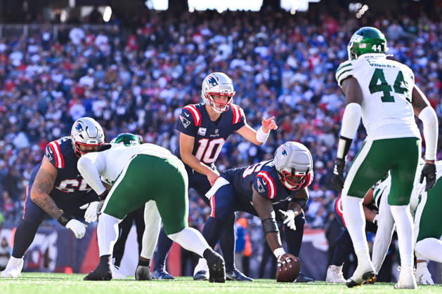Oct 18, 2026; Foxborough, MA, USA; New England Patriots quarterback Drake Maye (10) signals during the second half against the New York Jets at Gillette Stadium. Mandatory Credit: -Cal Media NFL, American Football Herren, USA 2026: Jets Vs Patriots OCT 18  - ZUMAc04_ 20261018_zma_c04_066 Copyright: xEricxCanhax