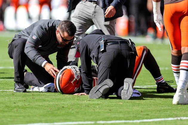 CLEVELAND, OH - OCTOBER 18: Cleveland Browns safety Grant Delpit (9) is examined by the Browns medical staff after a play during the first quarter of the National Football League game between the Baltimore Ravens and Cleveland Browns on October 18, 2026, at Huntington Bank Field in Cleveland, OH. (Photo by Frank Jansky Icon Sportswire) NFL, American Football Herren, USA OCT 18 Ravens at Browns EDITORIAL USE ONLY Icon261018040