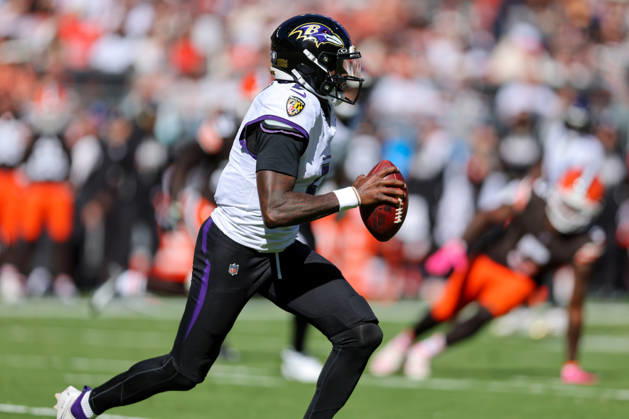 CLEVELAND, OH - OCTOBER 18: Baltimore Ravens quarterback Tyler Huntley (5) runs the football during the first quarter of the National Football League game between the Baltimore Ravens and Cleveland Browns on October 18, 2026, at Huntington Bank Field in Cleveland, OH. (Photo by Frank Jansky Icon Sportswire) NFL, American Football Herren, USA OCT 18 Ravens at Browns EDITORIAL USE ONLY Icon261018043