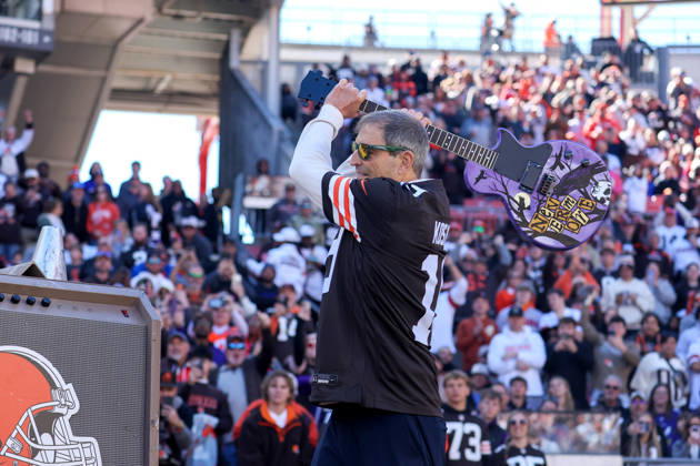 CLEVELAND, OH - OCTOBER 18: Cleveland Browns Legend quarterback Bernie Kosar smashes a Baltimore Ravens-themed guitar to hype up the crowd prior to the National Football League game between the Baltimore Ravens and Cleveland Browns on October 18, 2026, at Huntington Bank Field in Cleveland, OH. (Photo by Frank Jansky Icon Sportswire) NFL, American Football Herren, USA OCT 18 Ravens at Browns EDITORIAL USE ONLY Icon261018045