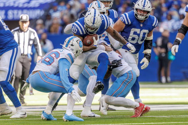 October 18, 2026, Indianapolis, Indiana, U.S: Indianapolis Colts running back Seth McGowan (20) carries the ball during the game between the Tennessee Titans and the Indianapolis Colts at Lucas Oil Stadium, Indianapolis, Indiana. NFL, American Football Herren, USA 2026 Titans 26-20 Colts  - ZUMAs304 20261018_zaf_s304_014 Copyright: xScottxStuartx