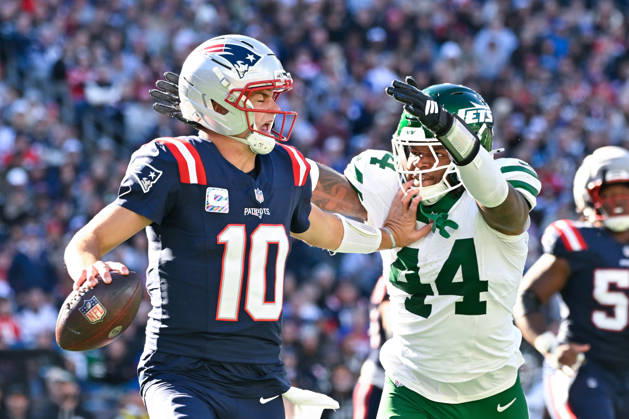 Oct 18, 2026; Foxborough, MA, USA; New York Jets linebacker Jamien Sherwood (44) pressures New England Patriots quarterback Drake Maye (10) during the second half at Gillette Stadium. Mandatory Credit: -Cal Media NFL, American Football Herren, USA 2026: Jets Vs Patriots OCT 18  - ZUMAc04_ 20261018_zma_c04_068 Copyright: xEricxCanhax