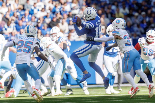 October 18, 2026, Indianapolis, Indiana, U.S: Indianapolis Colts wide receiver Keenan Allen (10) grabs a pass in front of Tennessee Titans safety Amani Hooker (37) during the game between the Tennessee Titans and the Indianapolis Colts at Lucas Oil Stadium, Indianapolis, Indiana. NFL, American Football Herren, USA 2026 Titans 26-20 Colts  - ZUMAs304 20261018_zaf_s304_025 Copyright: xScottxStuartx