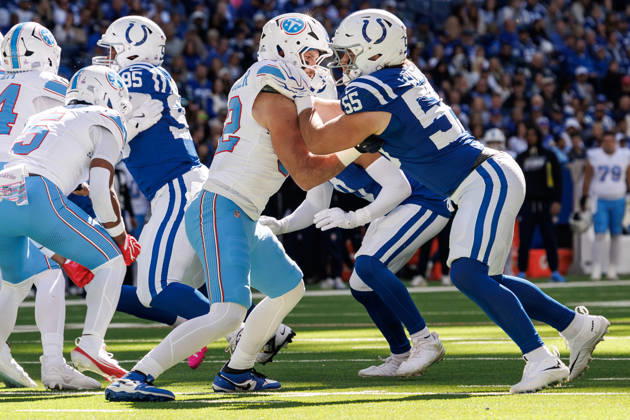 October 18, 2026, Indianapolis, Indiana, U.S: Tennessee Titans tight end Daniel Bellinger (82) blocks Indianapolis Colts defensive lineman Caden Curry (55) at the line during the game between the Tennessee Titans and the Indianapolis Colts at Lucas Oil Stadium, Indianapolis, Indiana. Indianapolis U.S - ZUMAs304 20261018_zaf_s304_026 Copyright: xScottxStuartx